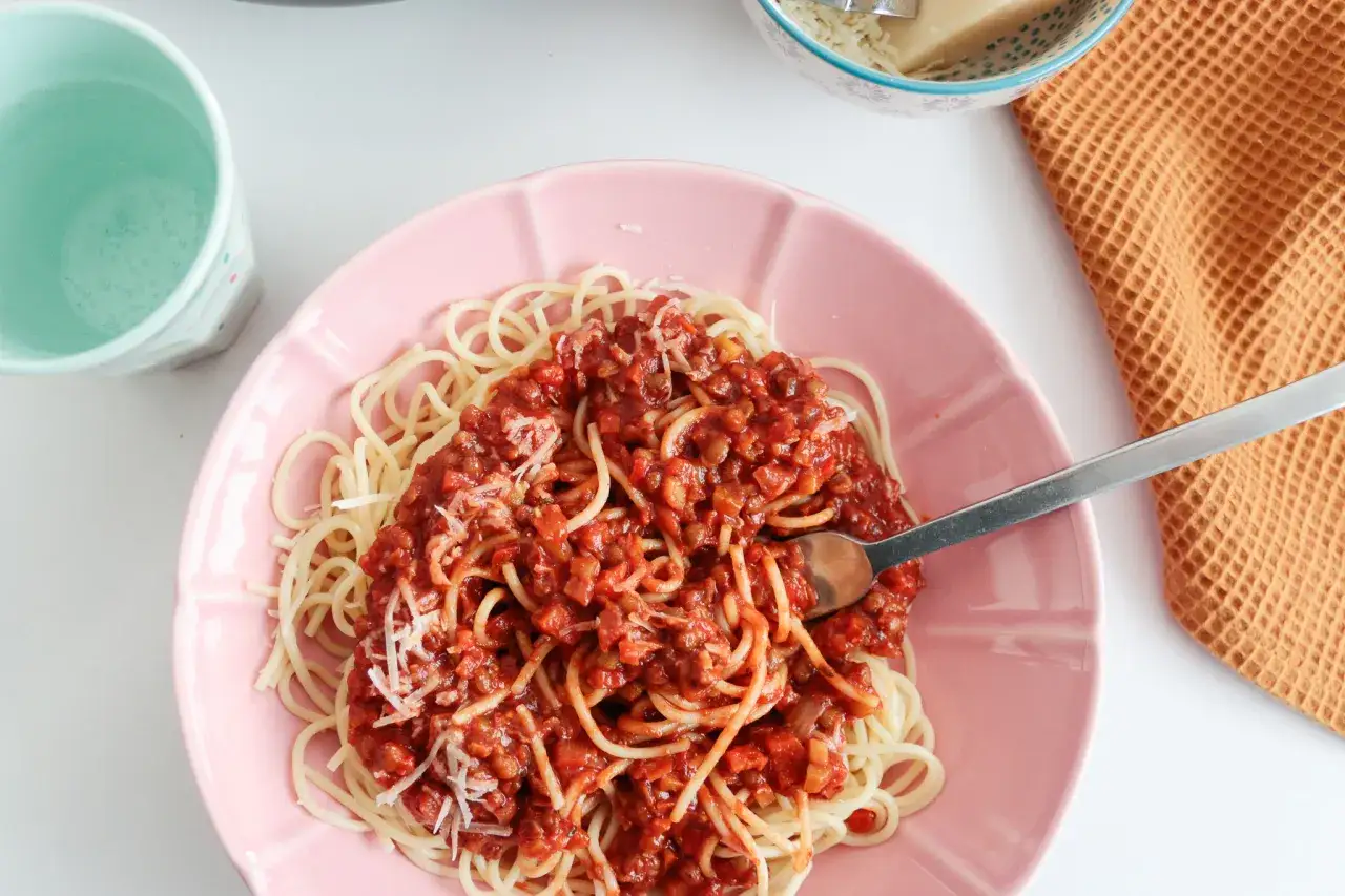 spaghetti wegetariańskie z sosem