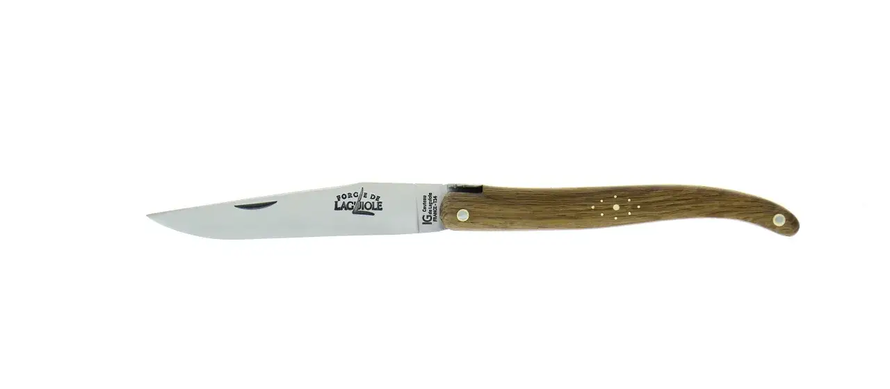 Navaja Laguiole de madera, con hoja de acero y detalles decorativos en el mango.