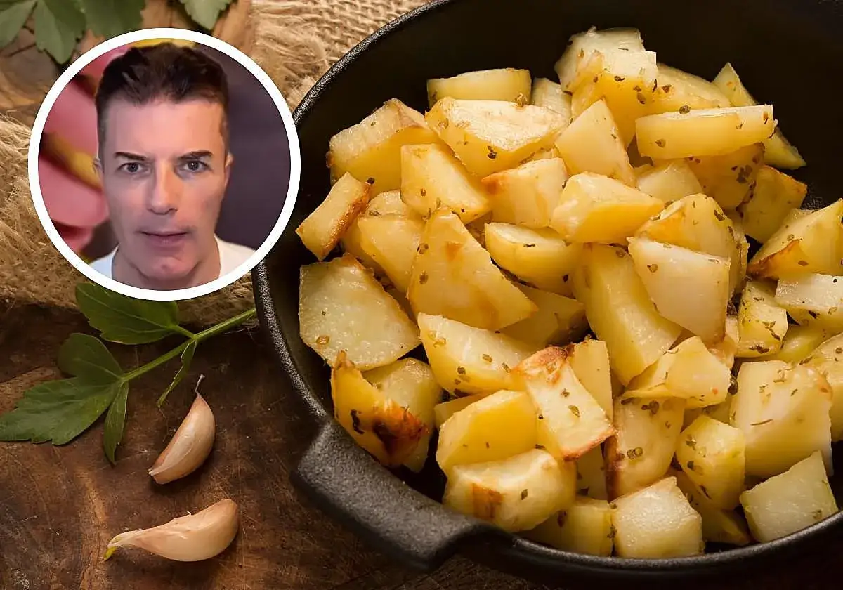 Un hombre mira unas patatas cocidas con hierbas y ajo. Las patatas cocidas son una fuente de kcal.