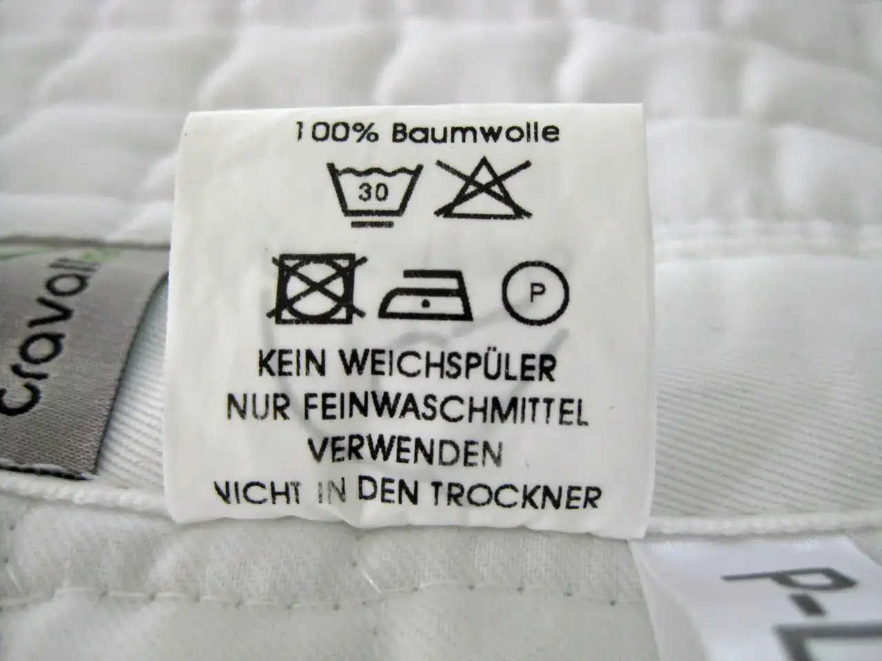 Pflegeetikett f&uuml;r Schabracken: 100% Baumwolle, bei 30&deg;C waschen, kein Weichsp&uuml;ler, nur Feinwaschmittel verwenden, nicht in den Trockner.