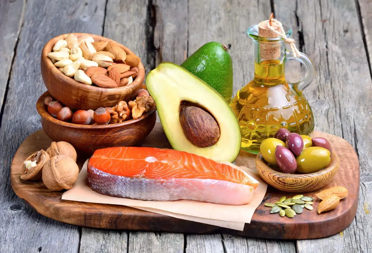 Lachsfilet, Avocado, N&uuml;sse, Oliven und &Ouml;l &ndash; alles gesunde Fette zum Braten und Genie&szlig;en.