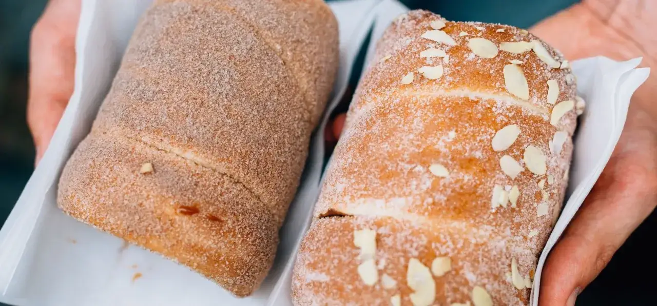 Trdelník - słodka przekąska, którą warto zobaczyć i zjeść w Pradze. Jeden posypany cynamonem, drugi migdałami.