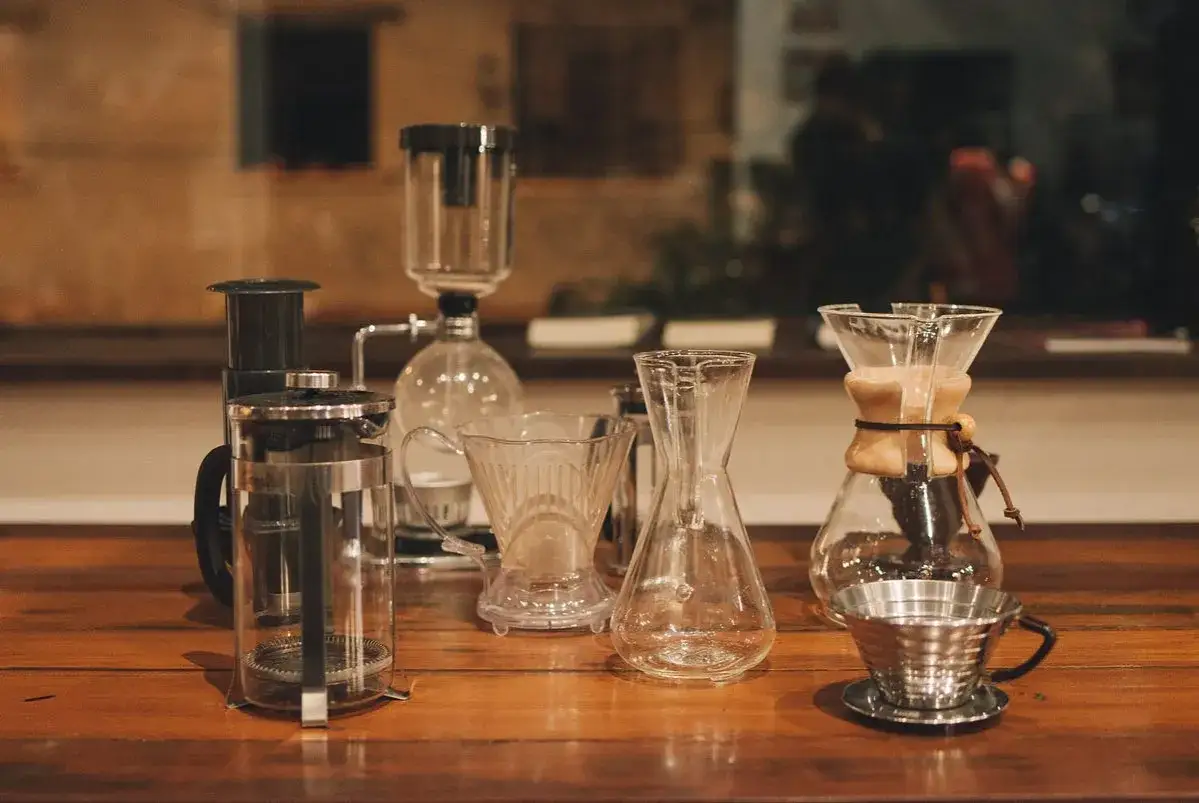 Verschiedene Kaffeebereiter wie French Press, Chemex und Siphon-Kaffeemaschine, bereit f&uuml;r ein perfektes Kaffee Rezept.