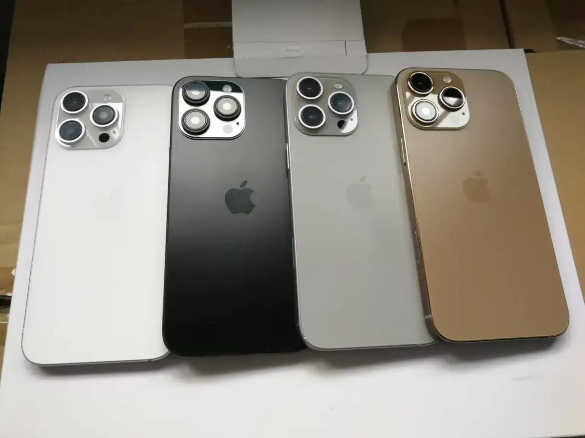 Cztery telefony iPhone 16 w kolorach białym, czarnym, srebrnym i złotym.