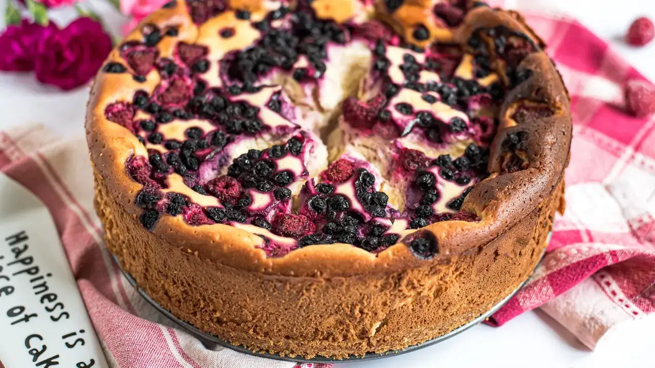 Ein saftiger american cheesecake mit Beeren, der Glück verspricht.