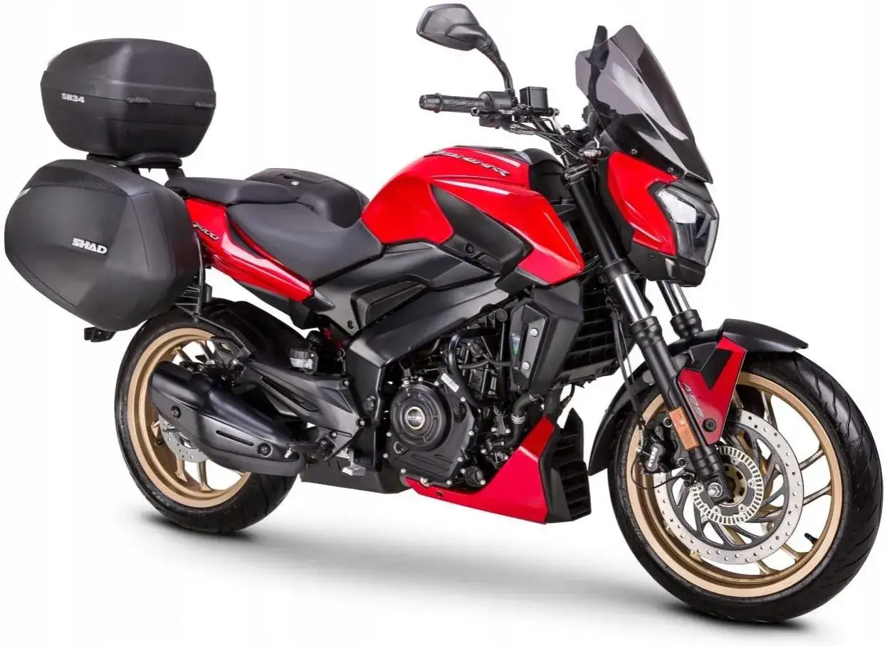 Czerwony Bajaj Dominar 400 z kuframi SHAD, gotowy na dalekie podróże.