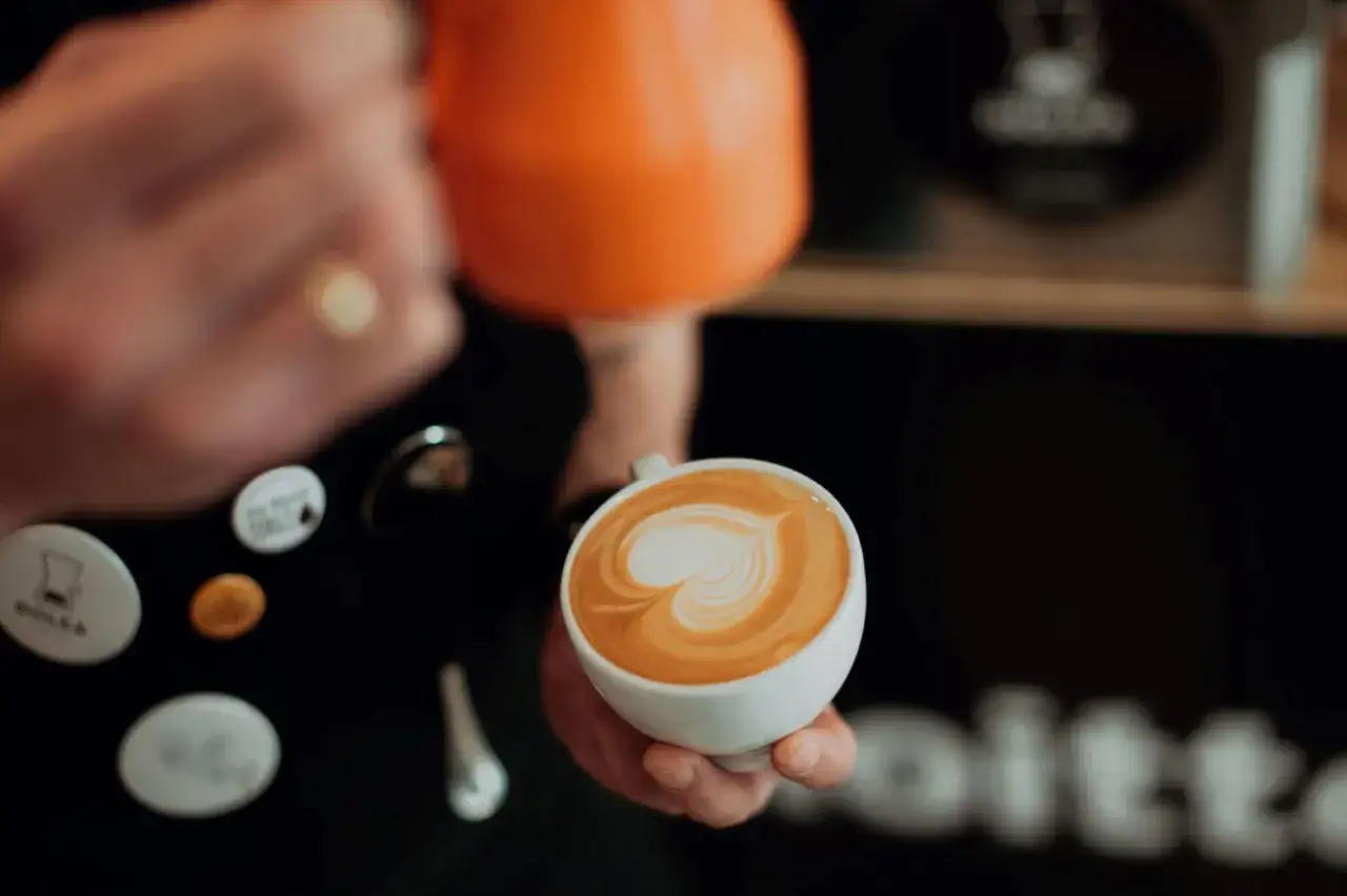 Profesjonalny barista tworzy latte art. Dowiedz się, jak zaplanować stylowy kącik kawowy (coffee bar) z profesjonalnym baristą.