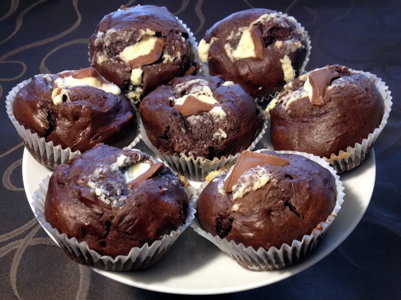 Pyszne muffinki na maślance, z kawałkami czekolady, wyglądają apetycznie.