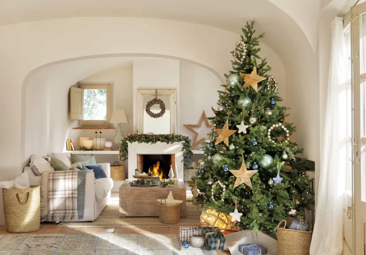 Salones decorados de Navidad con &aacute;rbol frondoso, chimenea encendida y acogedor sof&aacute;.