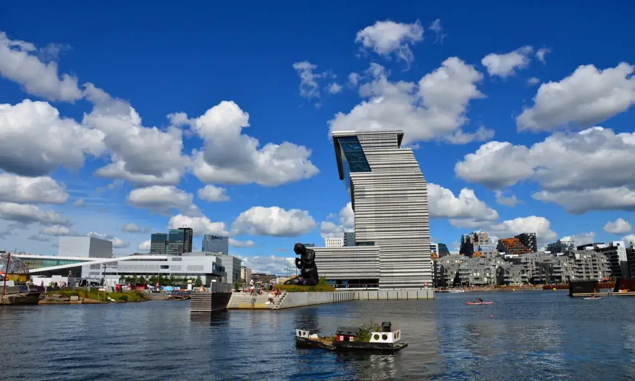 Oslo, czy warto? Nowoczesna architektura, rzeźba i woda tworzą malowniczy widok.