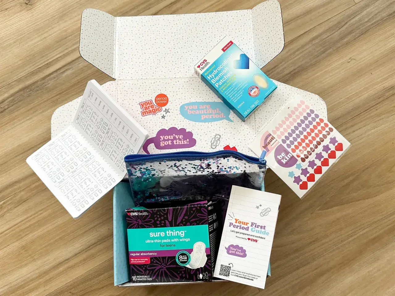 Kit para la primera regla de una ni&ntilde;a de 11 a&ntilde;os: gu&iacute;a, toallas, pegatinas y parches.