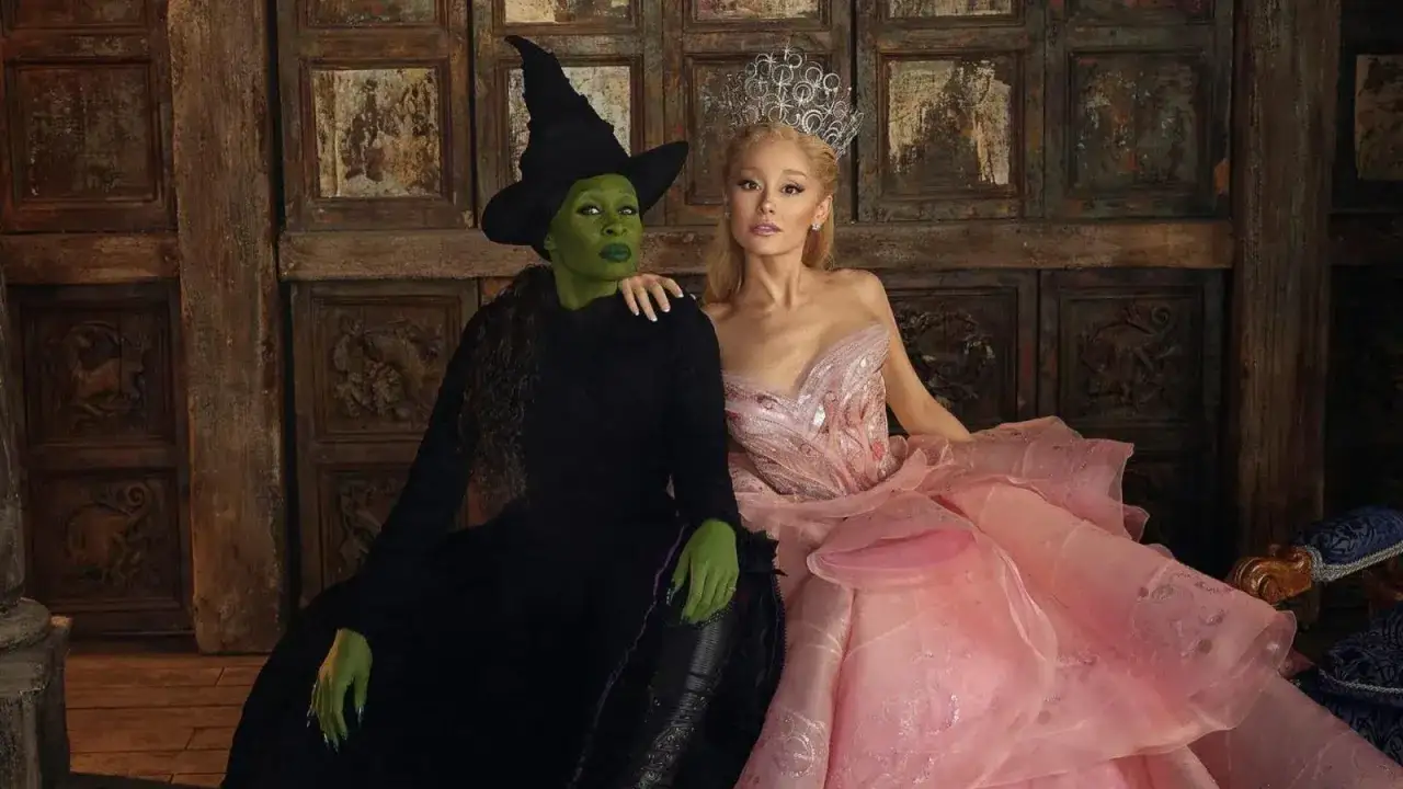Ariana Grande als Glinda in einem rosa Kleid und Cynthia Erivo als gr&uuml;ne Hexe. Ein Bild, das an Filme von Ariana Grande erinnert.