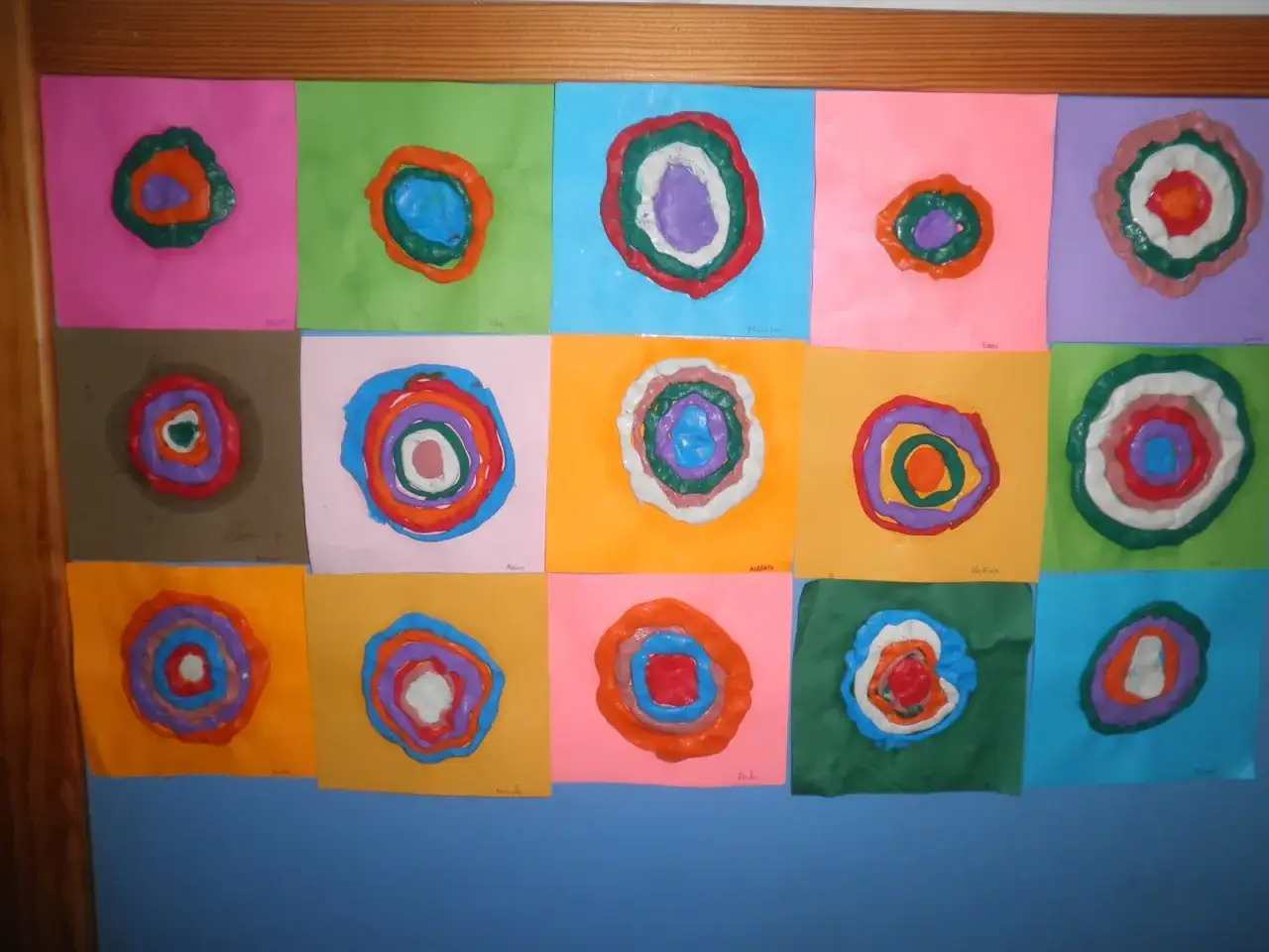 Obras para niños inspiradas en Kandinsky: círculos concéntricos de plastilina de colores sobre fondos vibrantes.