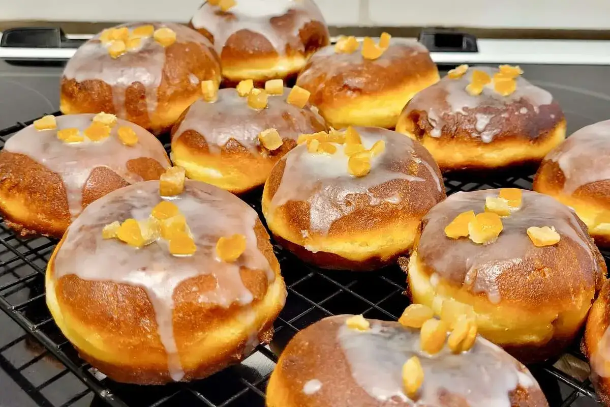 Pyszne pączki z lukrem i kandyzowaną skórką pomarańczową. Zastanawiasz się, pączek ile kalorii ma? Te wyglądają na bogate w smak!