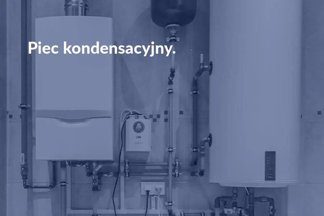 Nowoczesny piec kondensacyjny z podgrzewaczem wody, podłączony do instalacji grzewczej.