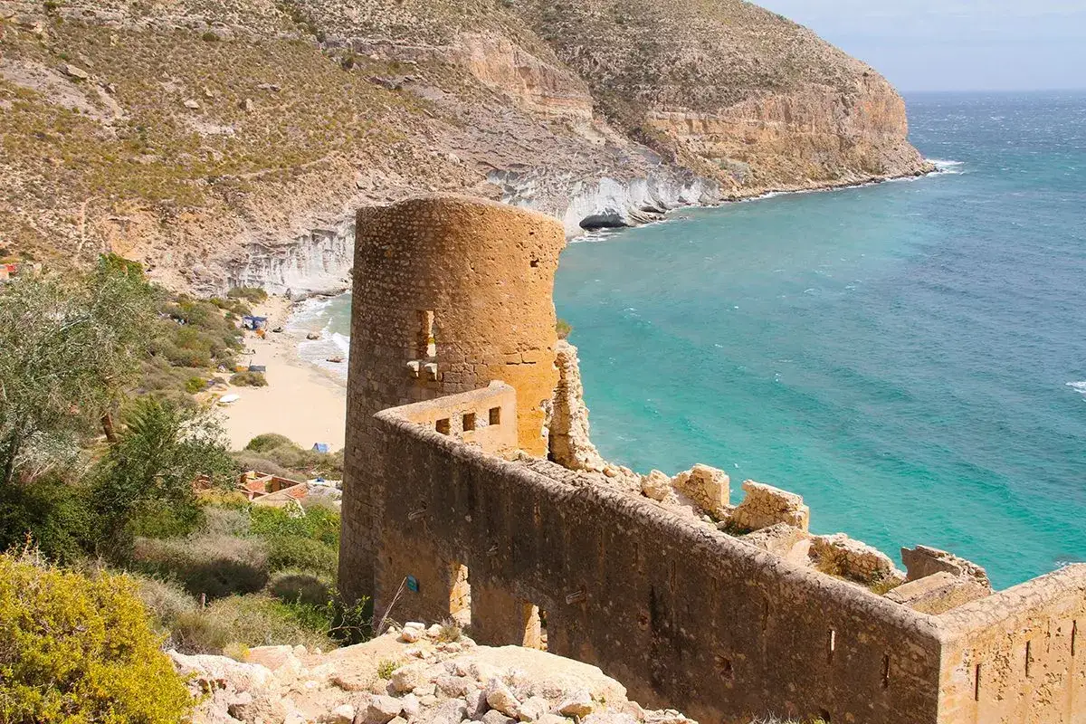 Ruinas de un torreón y muralla en Cala San Pedro, Almería. Un lugar con historia, quizás hogar de una antigua hippie comuna.
