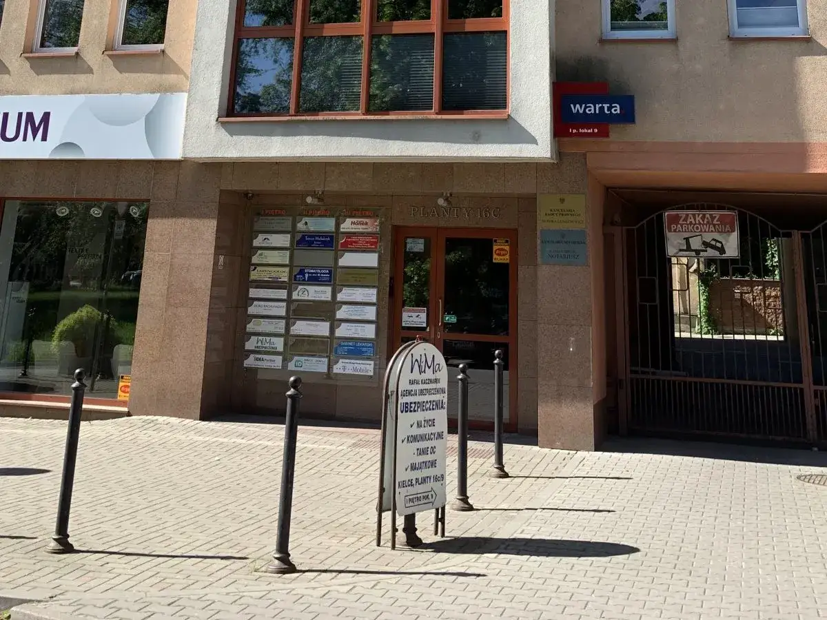 Budynek z tablicami firm, w tym 