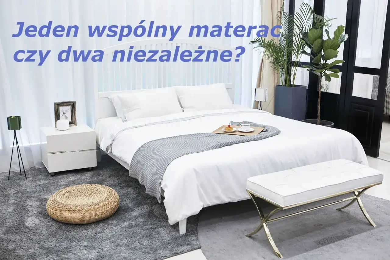 Jaki materac wybrać dla dwojga? Stylowa sypialnia z białym łóżkiem, tacą ze śniadaniem i roślinami.