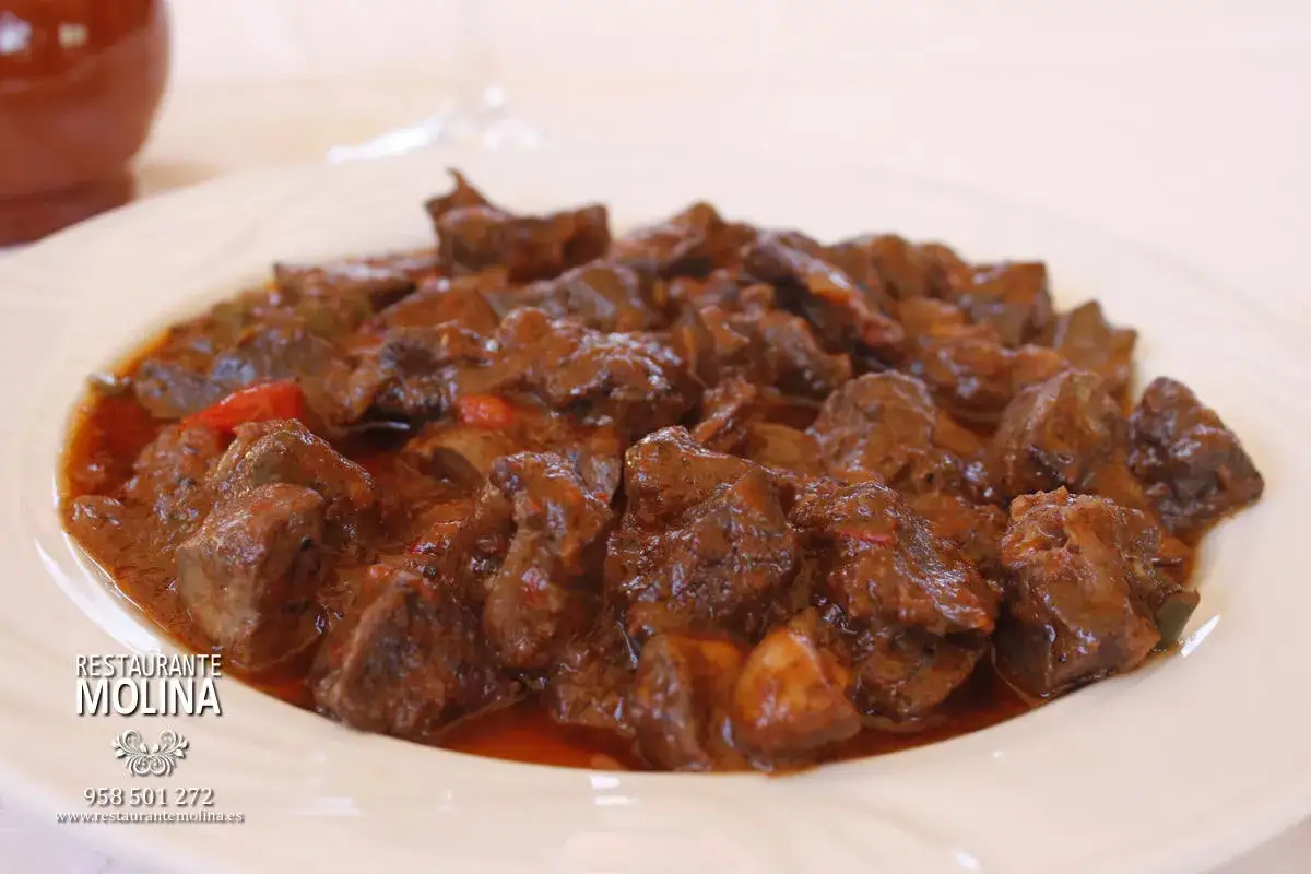 Deliciosa asadura de cordero guisada en una rica salsa. Un plato tradicional que invita a repetir.
