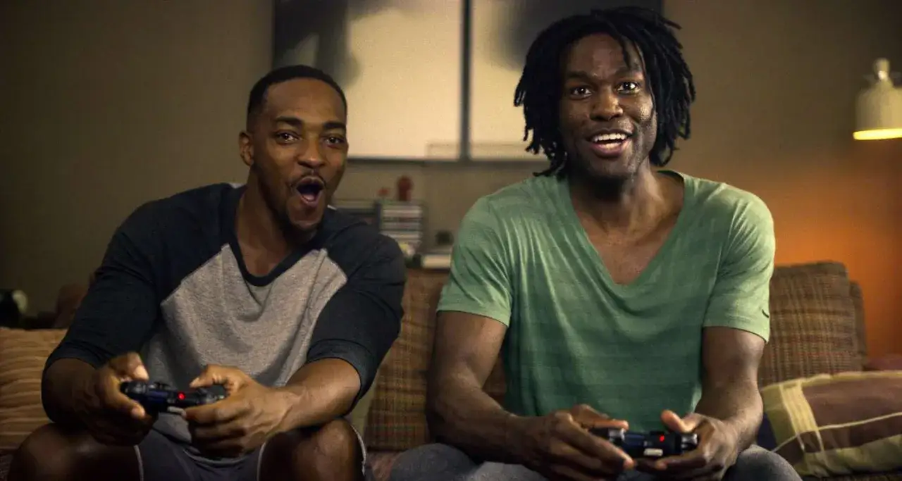 Due amici giocano ai videogiochi, con espressioni sorprese, in un episodio di Black Mirror stagione 5.