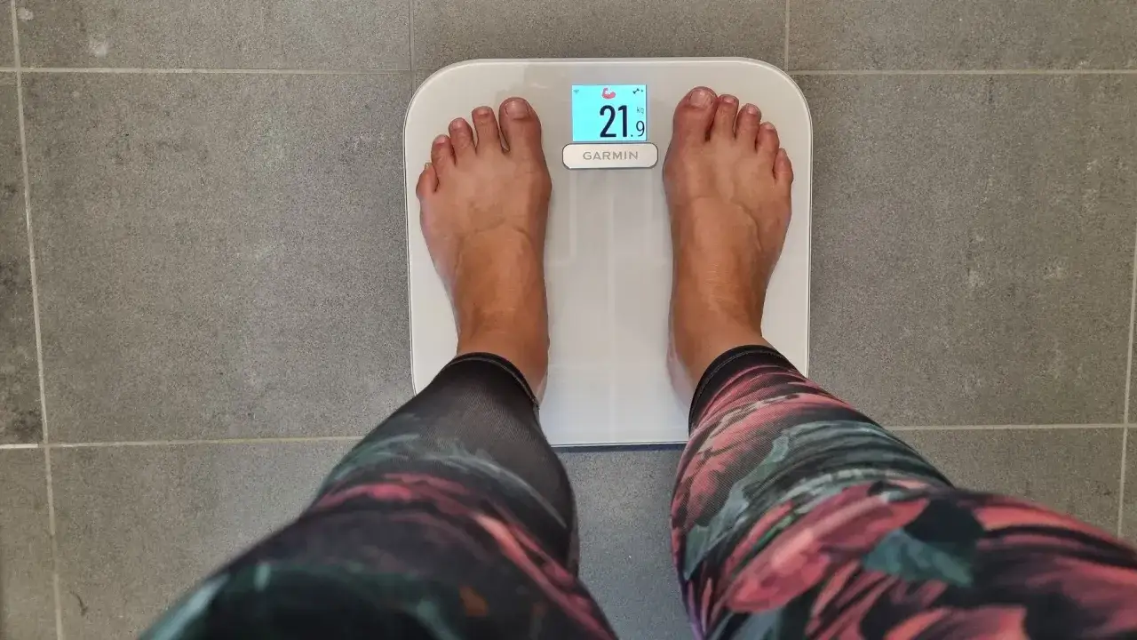 Fötter på en Garmin Index S3 våg som visar 21.9 kg. En hälsosam start på dagen!