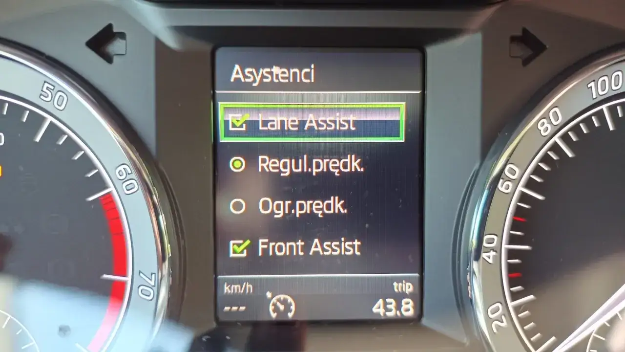 Menu asystentów w Skodzie: aktywny Lane Assist i Front Assist. Bezpieczna jazda to podstawa.