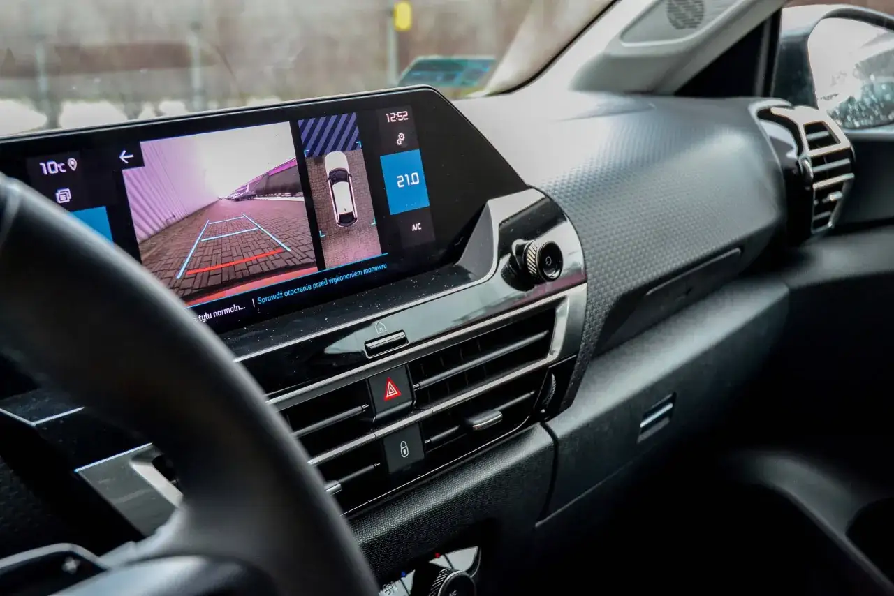 Wnętrze Citroena C4 z widokiem kamery cofania i ekranem multimediów. Wiele osób szuka citroen c4 opinie, by ocenić ten model.