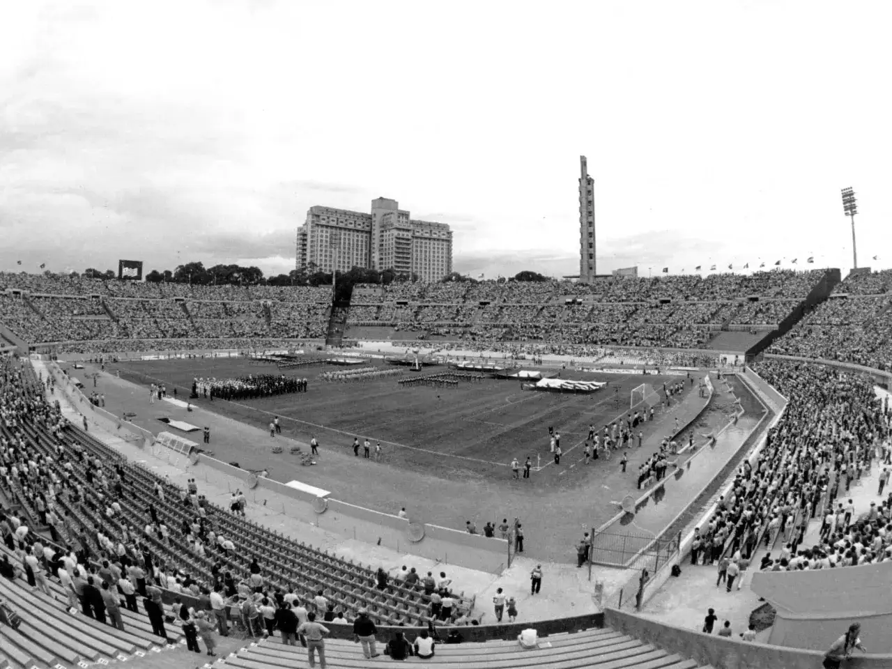 Estadio repleto para el primer mundial de futbol. La ceremonia de apertura con formaciones militares y banderas.