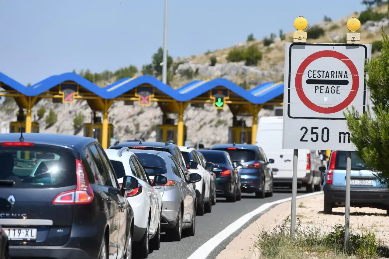 Korki na autostradzie w Chorwacji. Znak