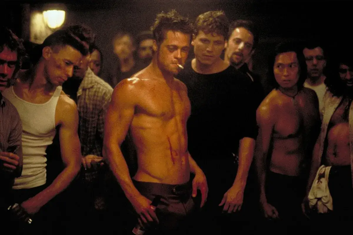 Podziemny krąg obsada: Brad Pitt z papierosem, otoczony przez innych mężczyzn, gotowych do walki.