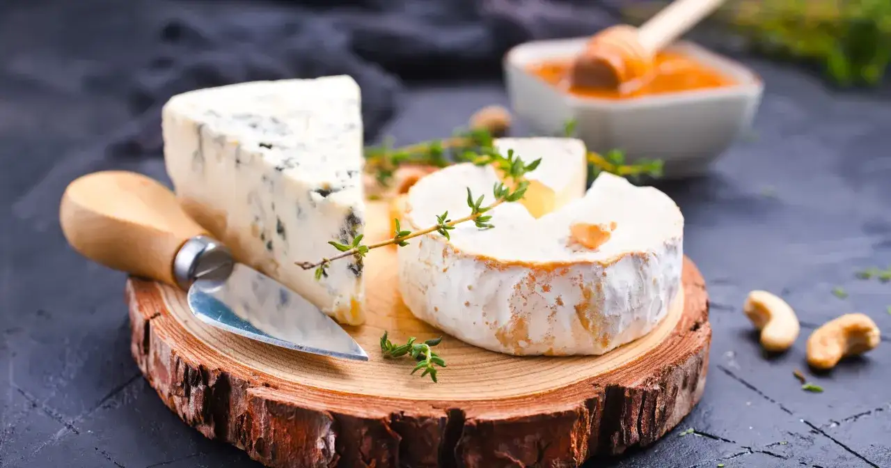 Ser pleśniowy w ciąży, czyli delikatny camembert i wyrazisty lazur, z gałązkami tymianku i orzechami.