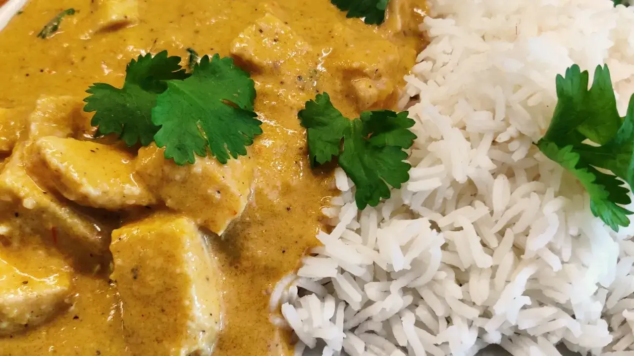 En kr&auml;mig chicken korma med ris och f&auml;rsk koriander. En smakrik r&auml;tt som passar perfekt f&ouml;r en mysig middag.