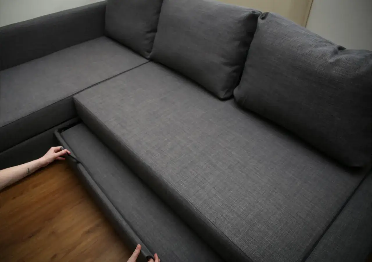Maintenant, d&eacute;couvrez comment d&eacute;monter un canap&eacute; relax. Une main tire sur un tiroir de rangement sous le si&egrave;ge.