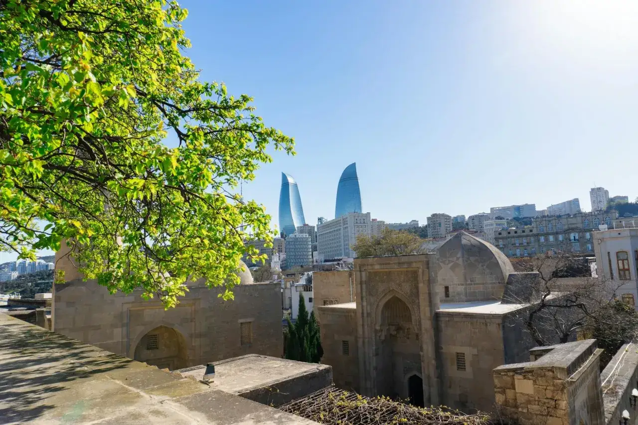 Widok na starożytne budowle i nowoczesne wieżowce Baku. Idealne miejsce na wycieczkę po Azerbejdżanie.