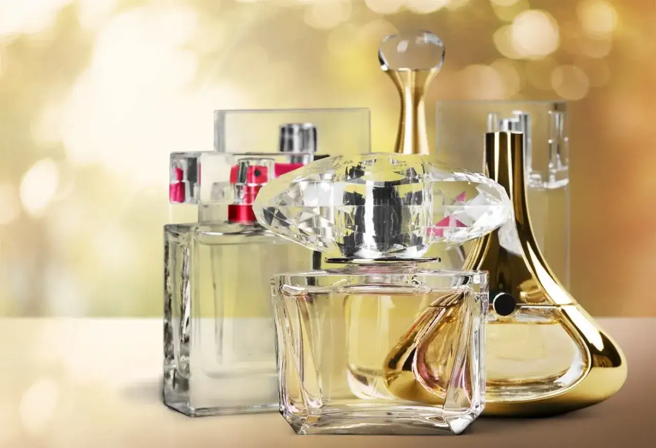 Eleganckie flakony perfum, idealne na prezent. Jeśli jednak nie trafisz w gust, pamiętaj o możliwości zwrotów Notino.