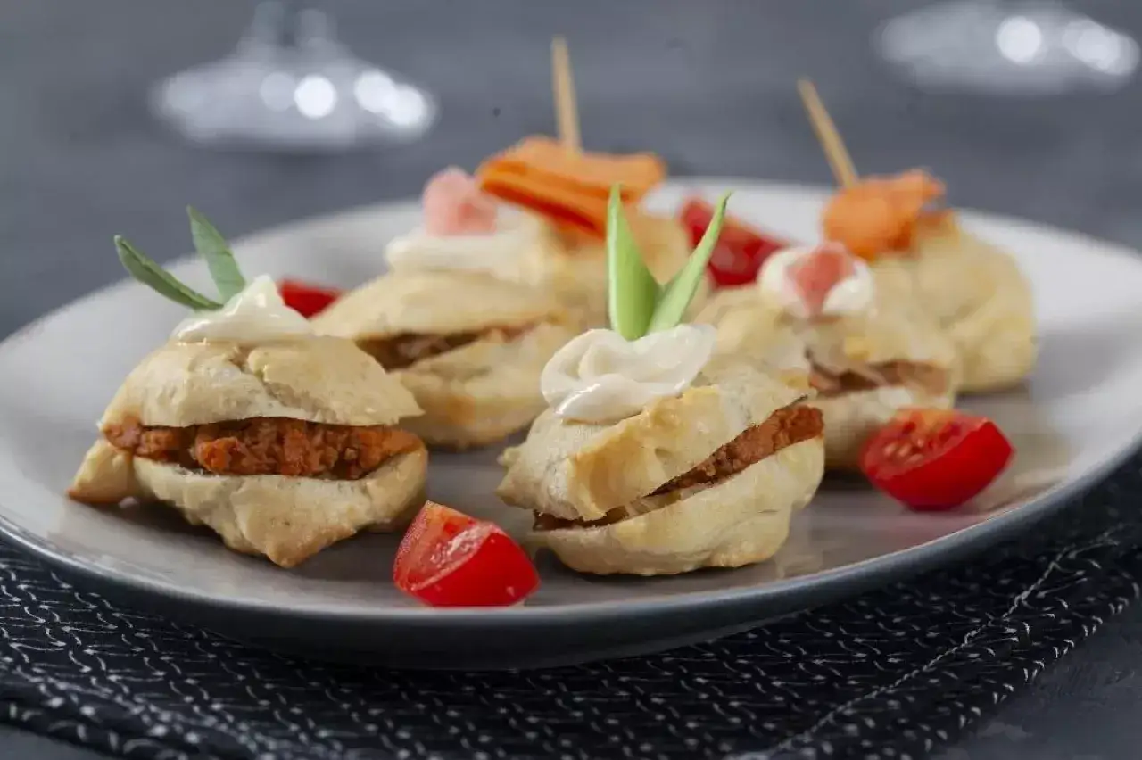 Mini kanapeczki z farszem, majonezem i pomidorkami. Idealne na ostatki, gdy chcemy się jeszcze najeść przed Wielkim Postem.