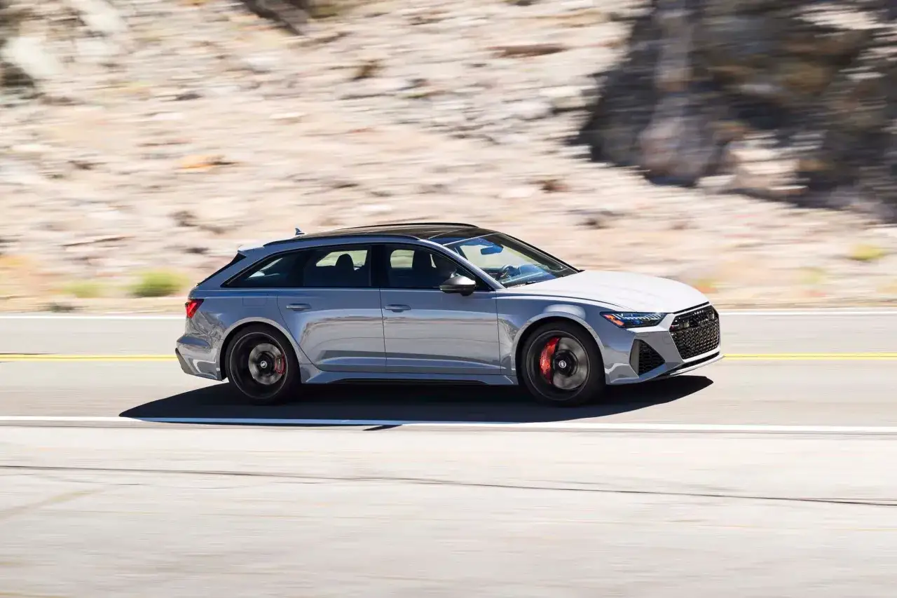 Srebrne Audi RS6 Avant pędzi po górskiej drodze. Sprawdź aktualną audi rs6 cena i możliwości tego potwora.