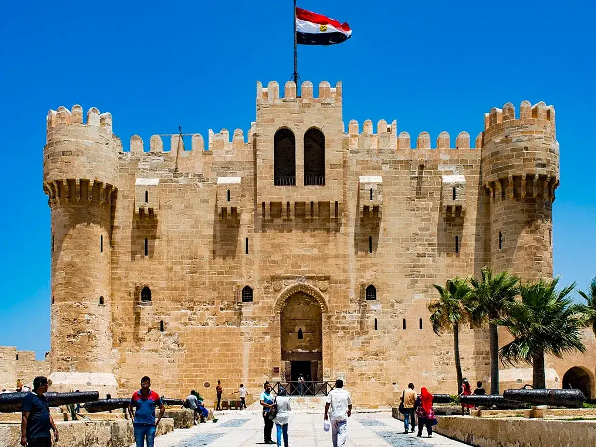 Fortaleza Qaitbay, construida sobre los restos del Faro de Alejandría, con bandera egipcia ondeando.