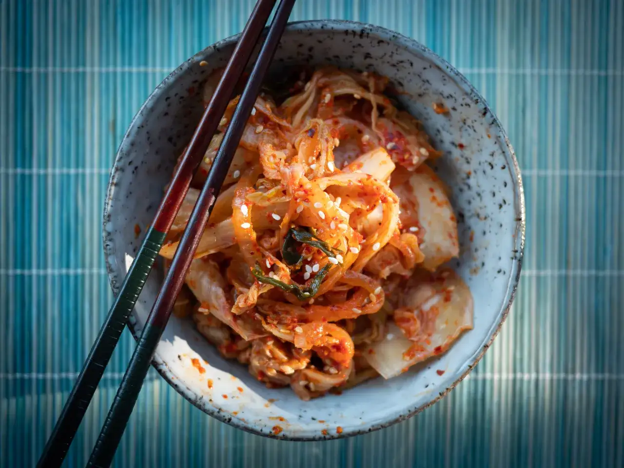 Kimchi w miseczce z pałeczkami na stole