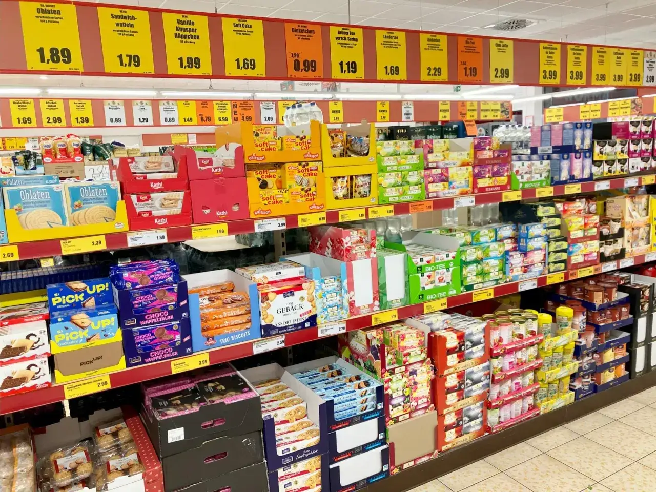 Półki sklepowe uginają się od produktów FMCG: herbaty, ciastka, wafle, słodycze. Ceny kuszą promocjami.