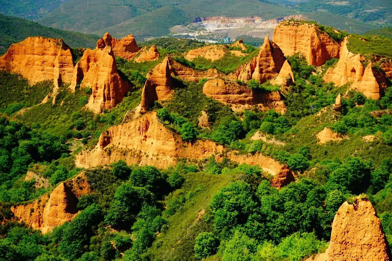 Paisaje de Las M&eacute;dulas, Le&oacute;n, con formaciones rojizas y vegetaci&oacute;n verde. Ideal para rutas senderismo Le&oacute;n.