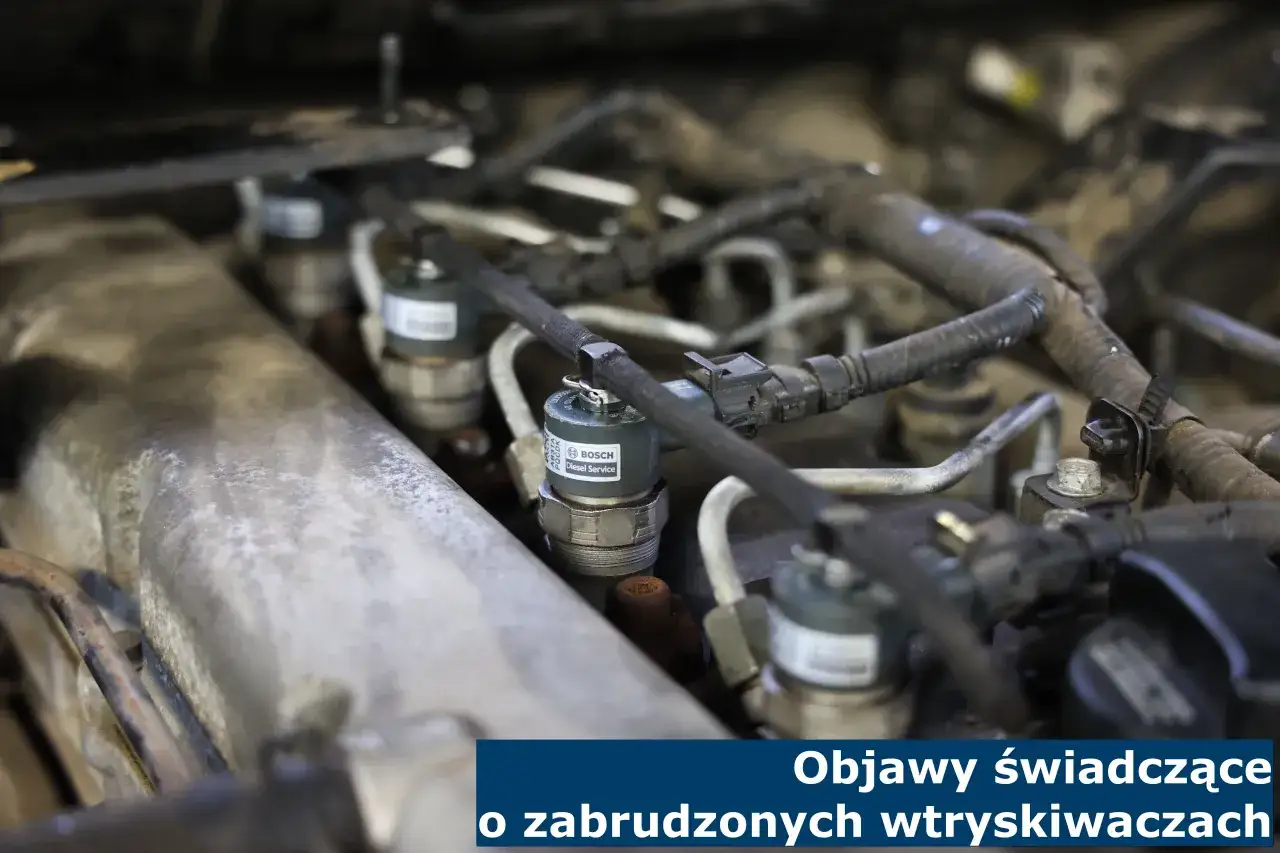 Silnik diesla z widocznymi wtryskiwaczami Bosch. Dowiedz się, jak wyczyścić wtryskiwacze diesla, gdy pojawią się objawy ich zabrudzenia.