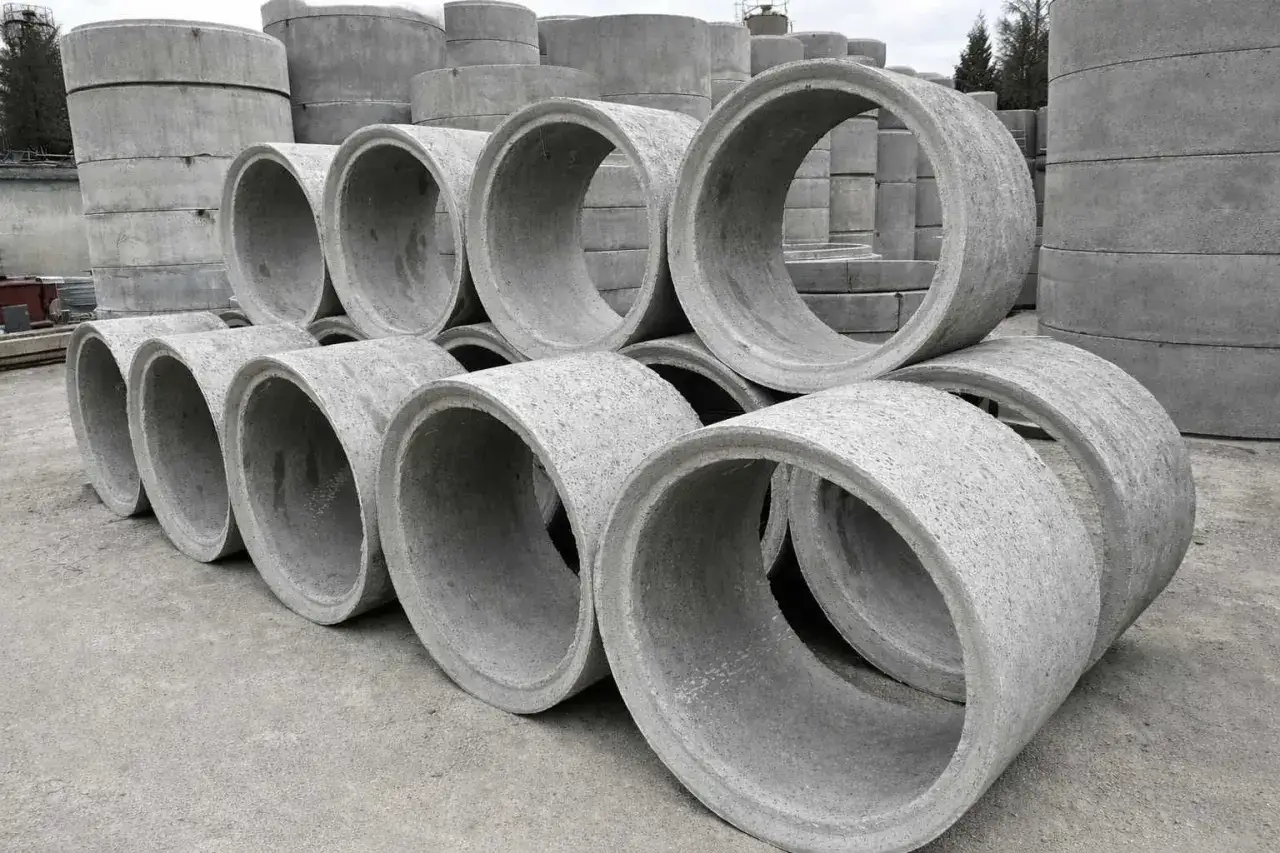 Stos betonowych kręgów, idealnych do budowy studni. Sprawdź kręgi betonowe cennik i wybierz najlepszą ofertę.