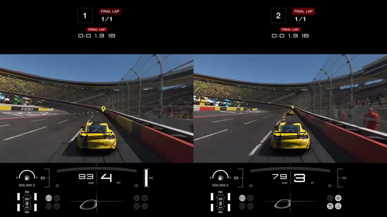 Zwei Ansichten im Gran Turismo 7 Split Screen Modus: Gelbe Sportwagen auf einer Rennstrecke, letzter Umlauf.