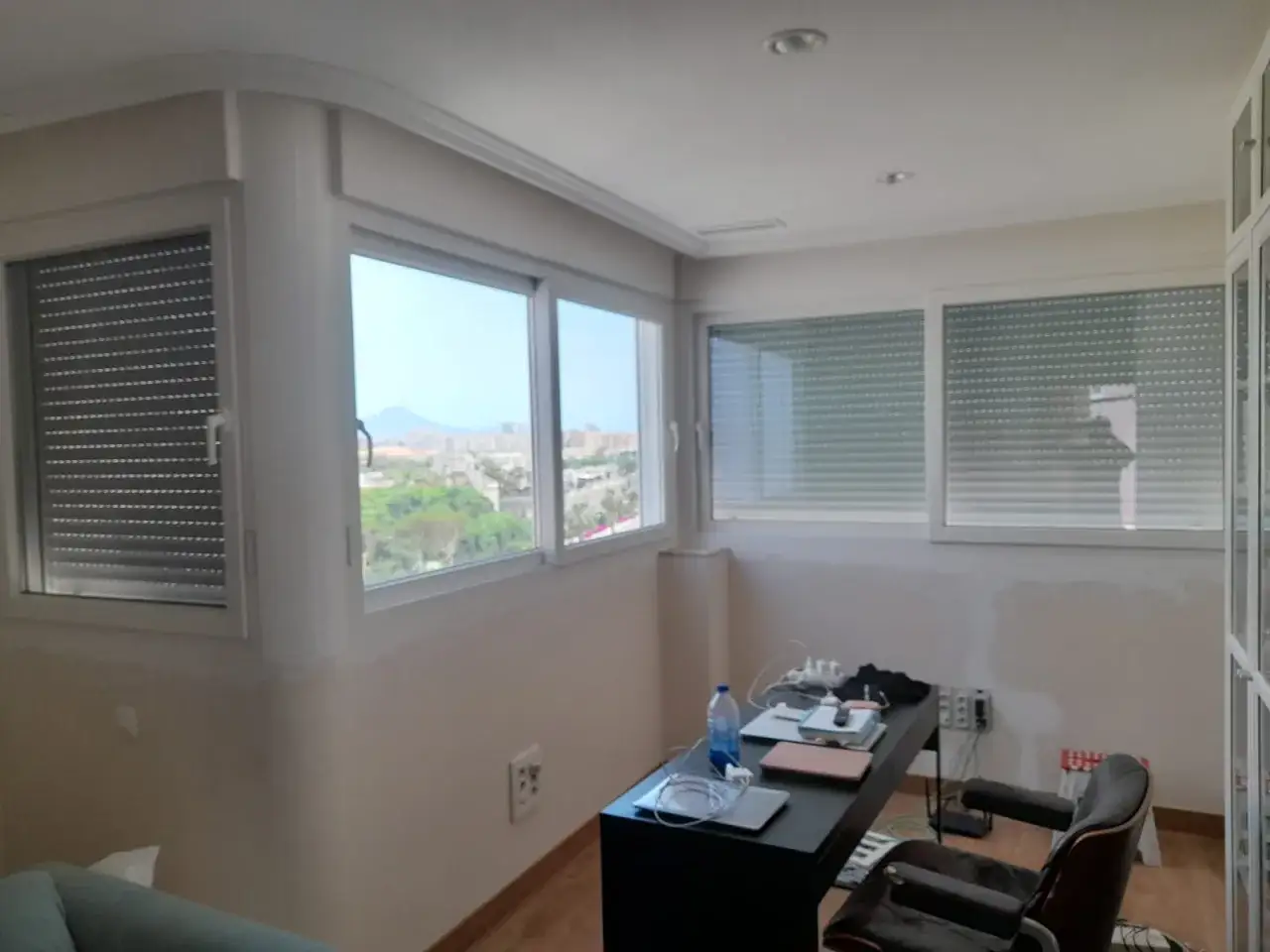 Habitaci&oacute;n con vistas, ideal para calcular el precio cambiar ventanas y persianas. Escritorio con port&aacute;til y silla.