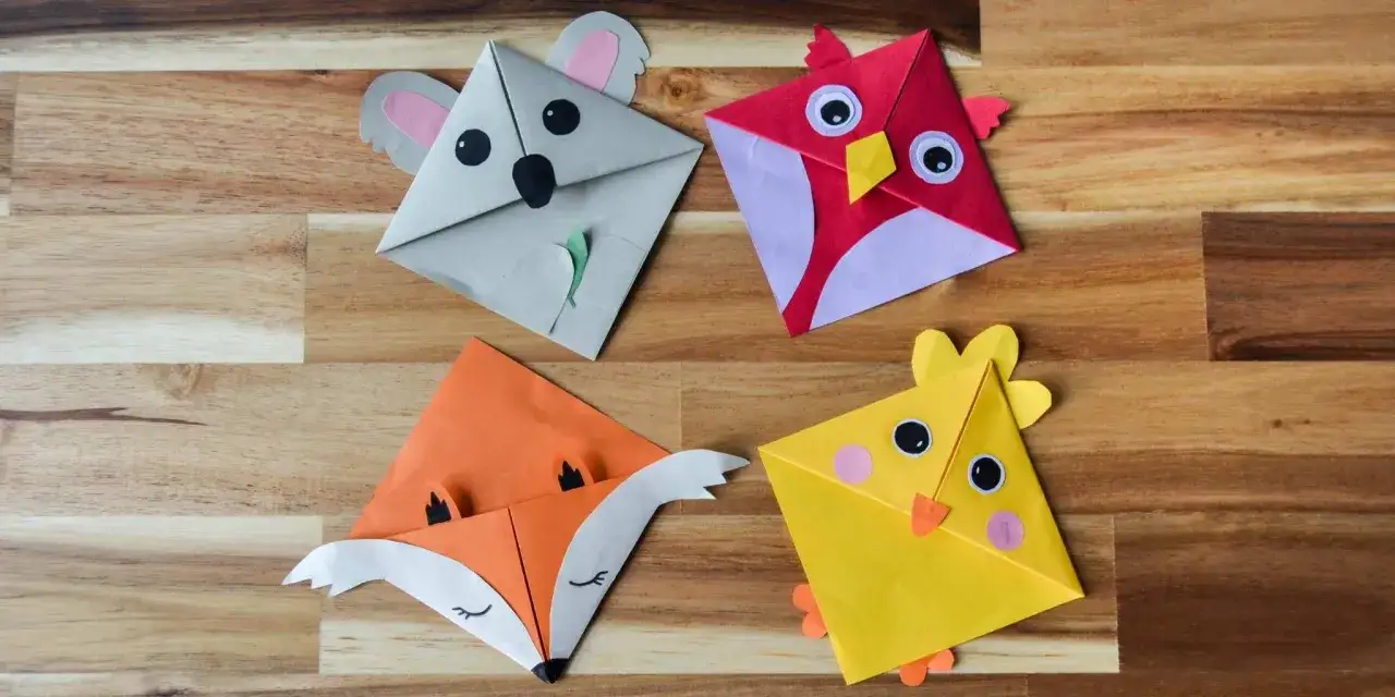 Adorables figuras de papiroflexia para ni&ntilde;os: un koala, un zorro, un pollito y un p&aacute;jaro, sobre una superficie de madera.