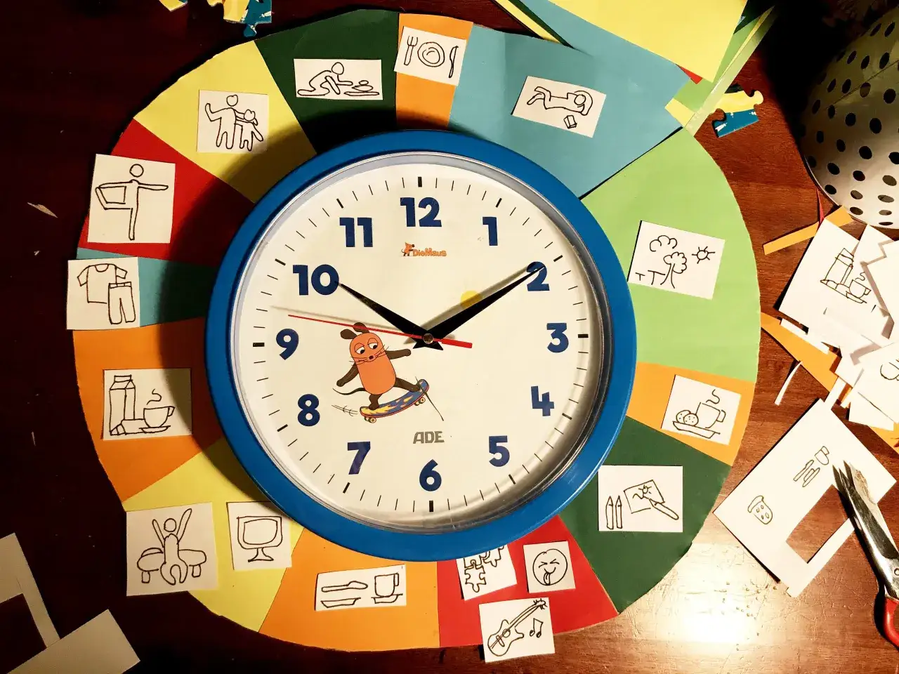 Bunter Tagesplan f&uuml;r Kinder als Vorlage mit Uhr und Bildsymbolen f&uuml;r Aktivit&auml;ten wie Essen, Spielen und Schlafen.