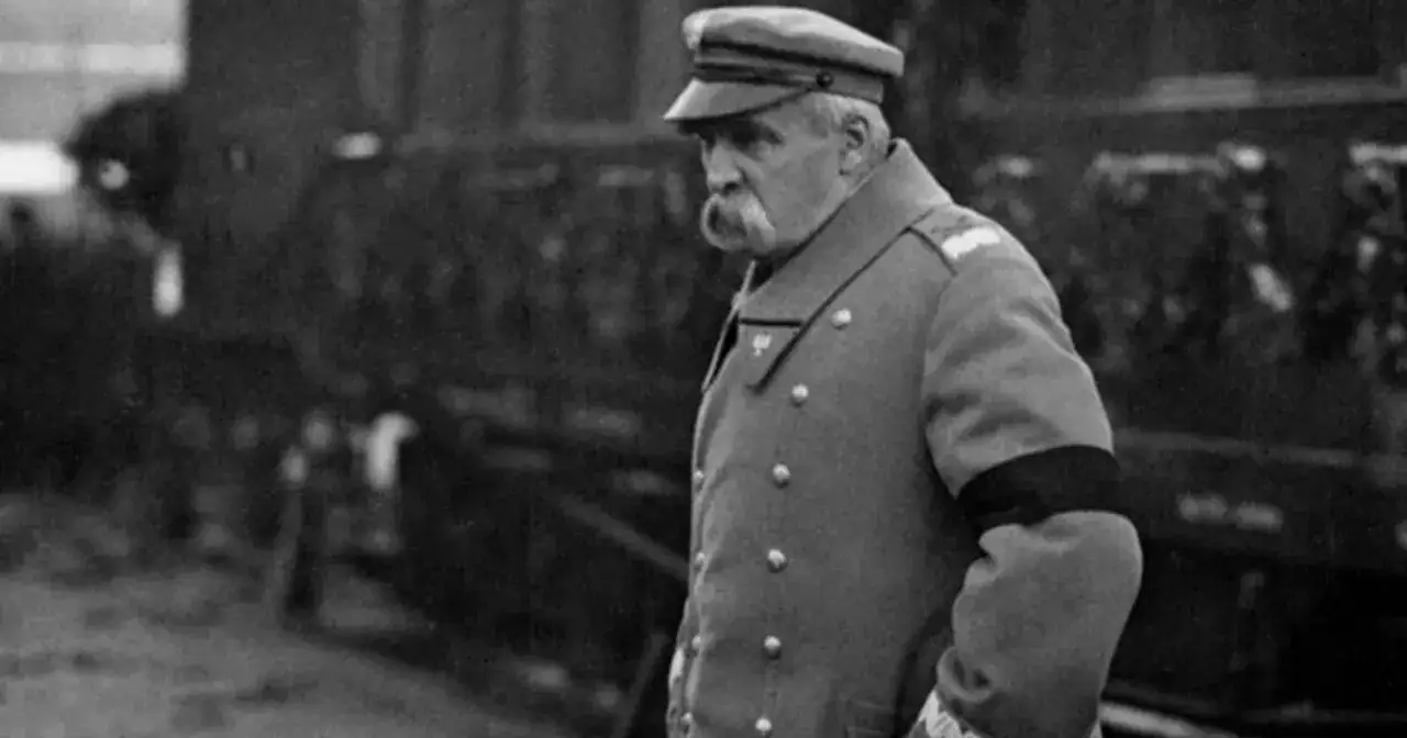 Marszałek Józef Piłsudski w mundurze, z czarną opaską na ramieniu, symbolizującą żałobę. Jego postać budzi refleksję nad tym, jak zmarł.
