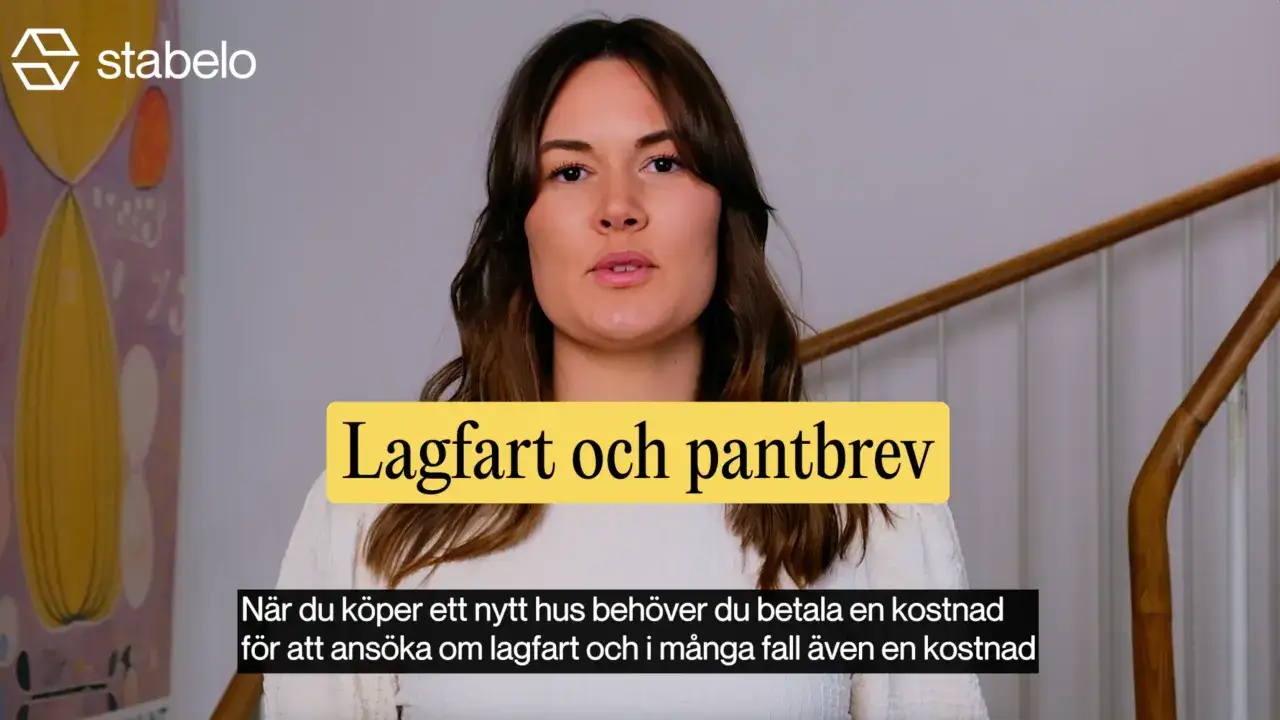 Kvinna pratar om lagfart och pantbrev. N&auml;r du k&ouml;per hus tillkommer en kostnad f&ouml;r lagfart.