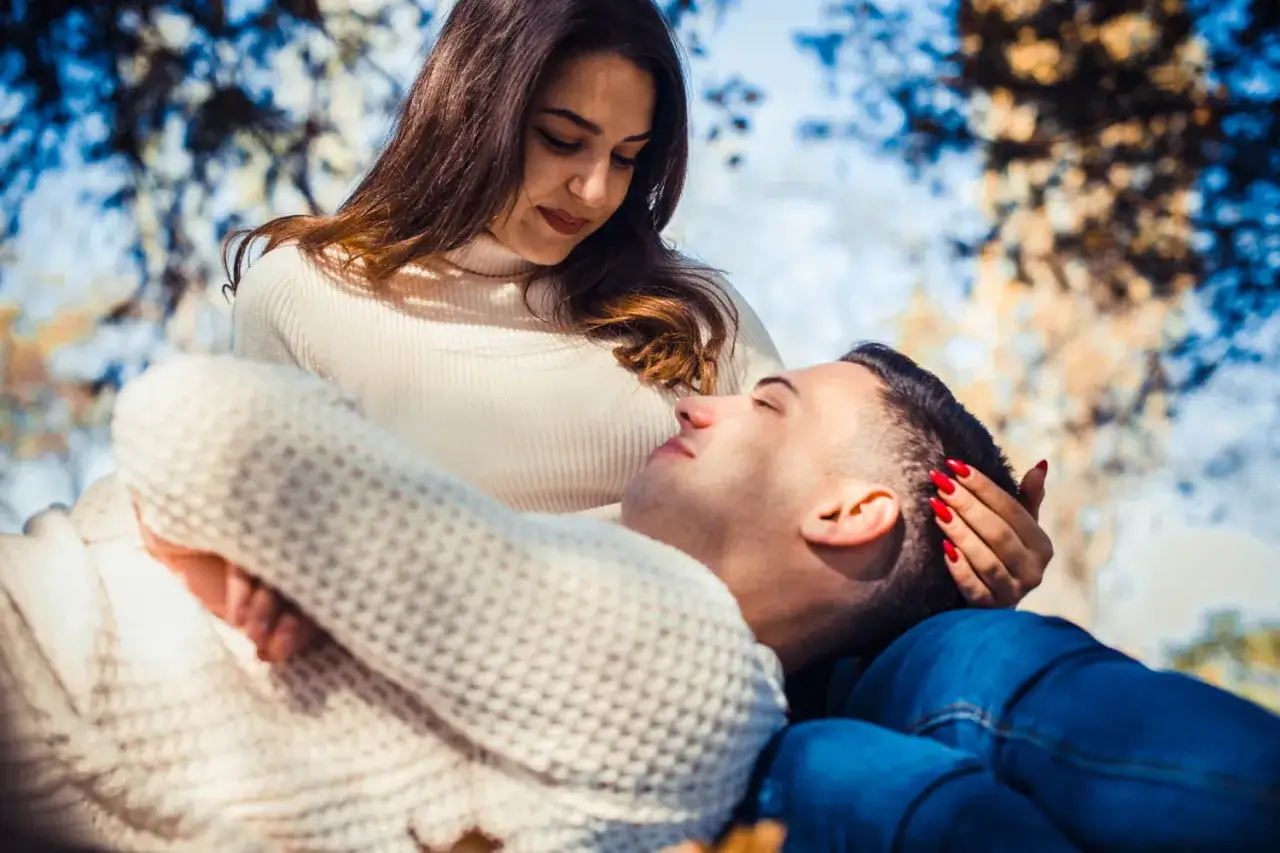 Un homme repose sur les genoux de sa bien-aimée, le regard perdu dans le ciel. C'est ainsi que l'on voit comment un homme tombe amoureux.